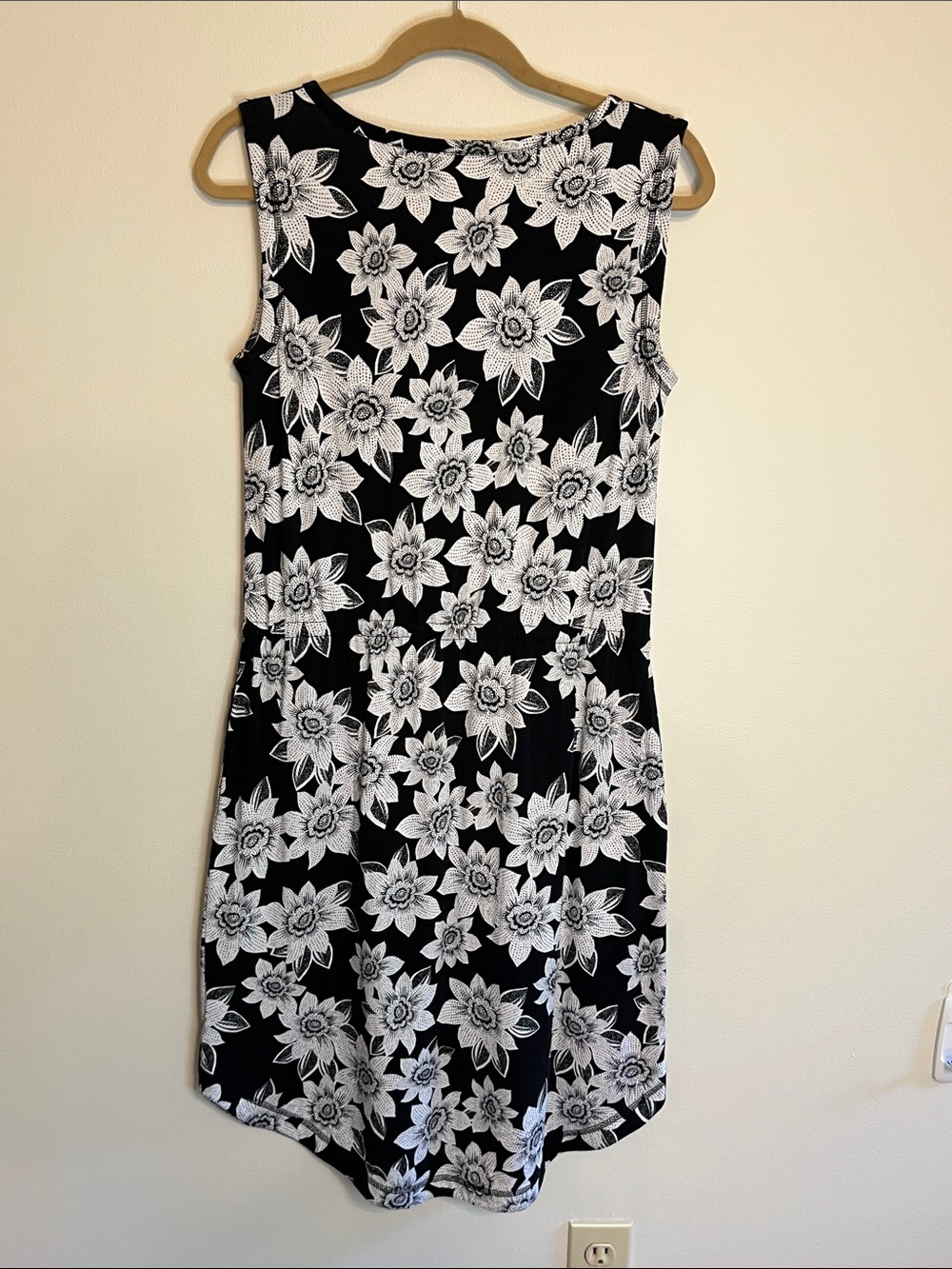 T by Talbots Sleeveless Black & White Floral Shift Dress Size Small - Picture 9 of 11